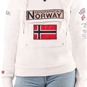 Norge Hoodie - Helt ny norge hoodie aldrig använd och fortfarande inplastad. är små i storleken så en M är som S osv. nypris 500kr men säljer för 200. kontakta om du har mer frågor!❤️