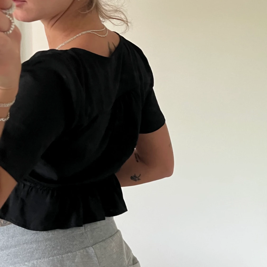 Svarta topp med volang - 90
