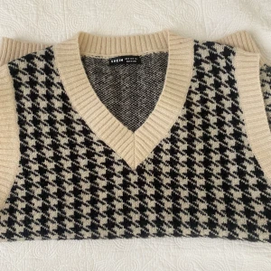 Väst från Shein  - Stickad väst i snygg mönster, snygg till hösten!  Jättebra skick. 