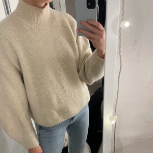 Snygg stickad tröja  - Snygg beige stickad tröja från weekday💞  Köparen står för frakten💞