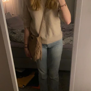 Maje väska - Säljer min fina begiea majeväska pga att jag har tröttnat på den. Köpt på NK i Stockholm för 2500, saknar både dustbag och kvitto. Har blivit ganska smutsig på baksidan men inget som syns när man har på sig den. Kom privat om du är intresserad, har frågor osv..❤️ ( ÖPPEN FÖR BYTEN!)