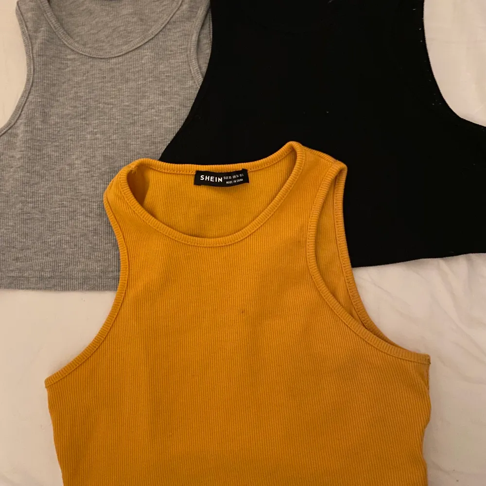 3 linnen i färgerna orange grå och svart. Storlek xs🥰 inga fläckar. . Toppar.