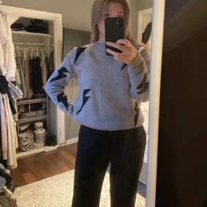 Tröja med blixtar  - Jätte fin tröja med blixtar på. Den är väldigt varm och skön