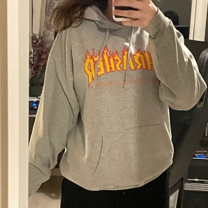 Thrasher hoodie - Äkta thrasher hoodie grå, i bra skick 