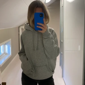 Grå hoodie - Grå Hoodie från bikbok💗