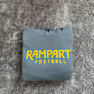 Adidas Rampart football - Fin och ovanlig adidas hoodie. Adidasmärket på armen är broderat. Storlek XL I använt skick För mer frågor så kontakta!