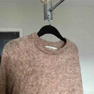 Stickad tröja - Stickad tröja ifrpn Carin Wester. Är i bra skick!