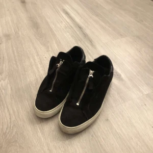 Arigato skor  - Tjaa! Hjälper min kille att sälja ett par Arigato Clean 90 zip som tyvärr inte passar honom. Riktigt snygga och bekväma skor! Storlek 42 och skulle säga att dem är true to size. Hör av dig vid funderingar😀 