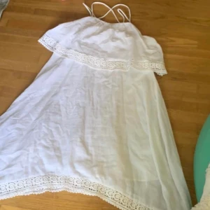 Vit klänning  - Fin vit sommarklänning 