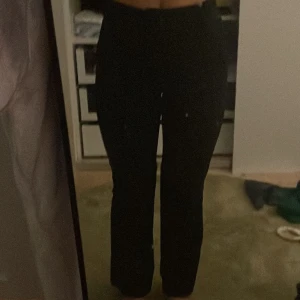 Kostymbyxor bikbok - Säljer mina kostymbyxor från bikbok som tyvärr blivit för korta de är lite skadade vid knät 