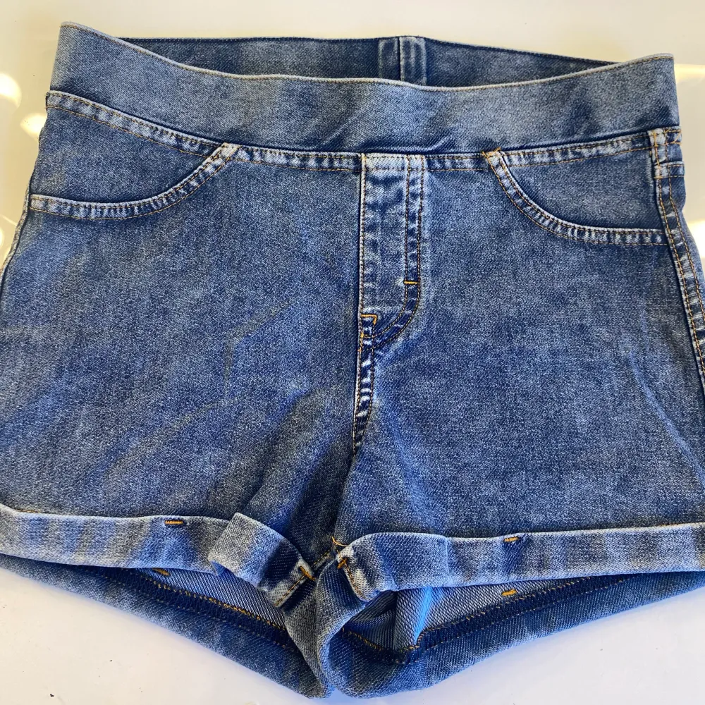 Blå shorts i jeansliknande material. Kan mötas upp eller frakta.. Shorts.