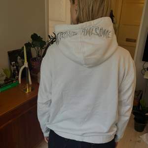 Cool hoodie från märket Fucking Awesome säljes!! Nypris ca 1000kr och säljes för 400kr + frakt🤎