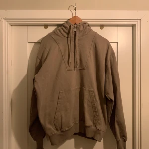 Polar Zip Hoodie  - Polar zip hoodie i kahkigrön färg. Använd ett fåtal gånger och är som i nyskick. Köptes på junkyard för 1300 kr. Storlek S. Hör av er om fler bilder eller frågor😊 Pris: 200 kr eller bud! Fri frakt 🚚 