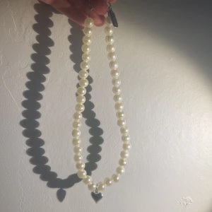 Handgjort Halsband  - Handgjort pärlhalsband med hjärt berlock. Ca 35cm långt. Tryck inte köp nu!