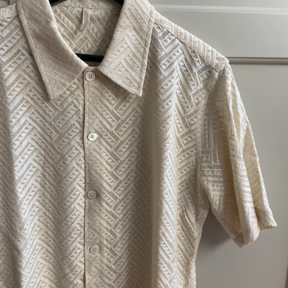 Säljer denna otroliga skjorta från Sunflower. Det är deras Spacey shirt i storlek M. Använd typ 3 gånger så fint skick :) Nypris 1900kr . Skjortor.