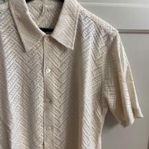 Säljer denna otroliga skjorta från Sunflower. Det är deras Spacey shirt i storlek M. Använd typ 3 gånger så fint skick :) Nypris 1900kr 