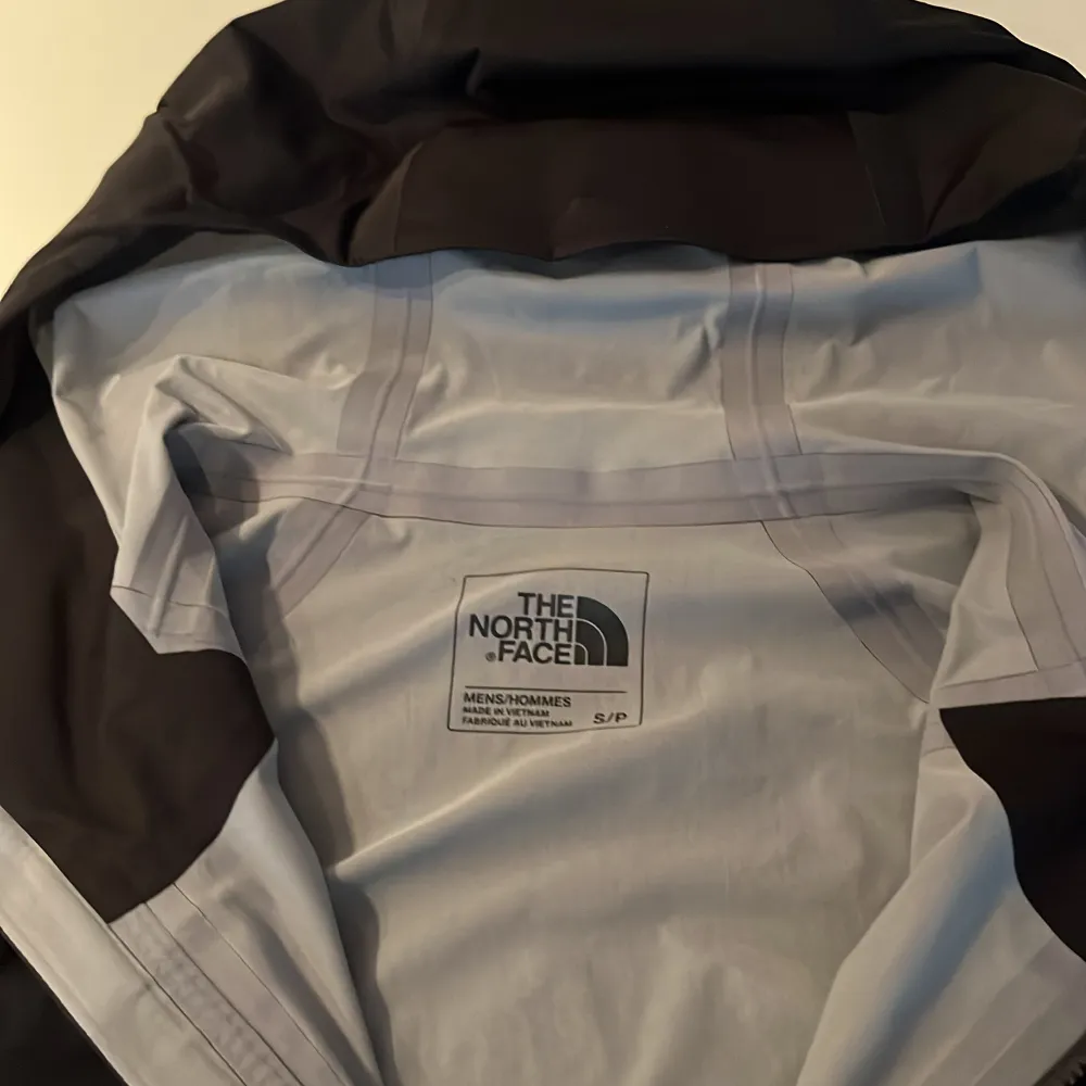 Säljer min skidjacka från north face som jag köpte in för två år sedan. Använd fåtal gånger därav väldigt bra skick. Köptes in för 3200 kr.. Jackor.