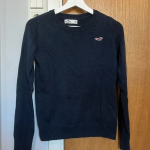 Hollister tröja  - Marinblå tröja från Hollister storlek XS. Kan även skicka om önskas, fraktalternativ kan diskuteras.