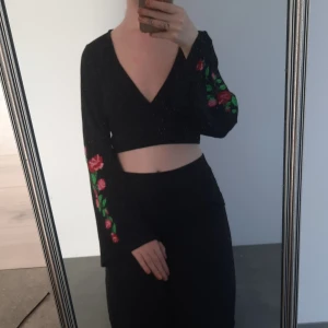 Croppad topp från hm strl S - En jättefin croppad topp med broderingar på ärmarna från hm i strl S. Jättefint skick❤