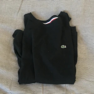 Svart Lacoste t-shirt  - Passar bra, inte sönder, inga fläckar. Säljs eftersom den är för liten. 
