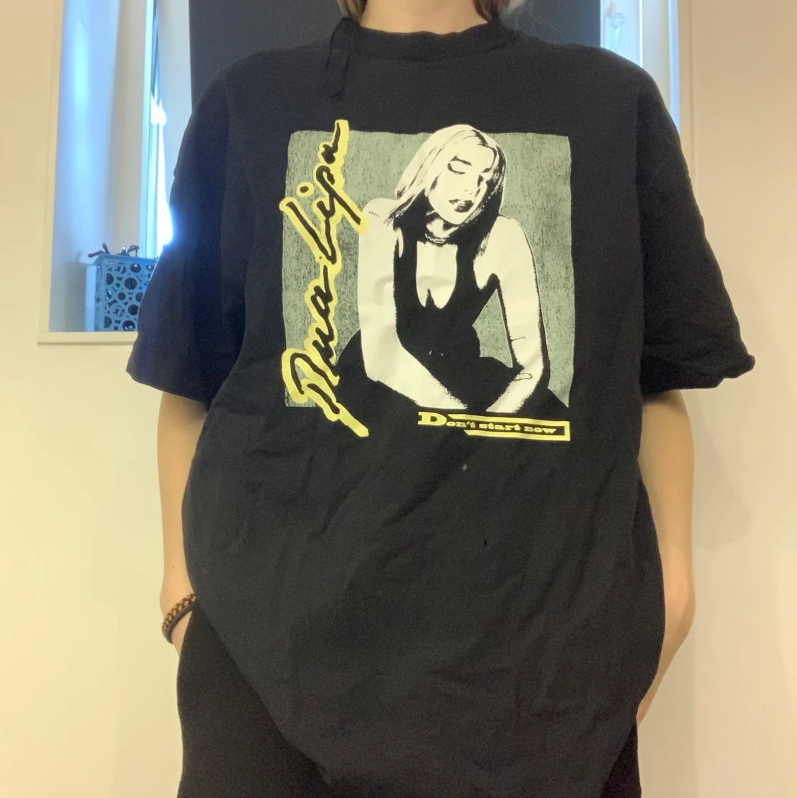 En oversized Dua Lipa T-shirt