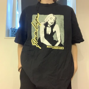 En oversized Dua Lipa T-shirt - En oversized Dua Lipa t-shirt som köptes för 120kr på H&M || Enda ”problemet” tröjan har är ett litet hål (bild 3) men den syns knappt || Köparen står för frakt ||