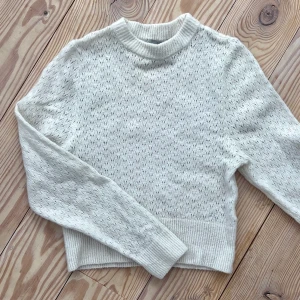 Stickad tröja - Stickad tröja från h&m i bra skick. Frakt tillkommer 39kr💕