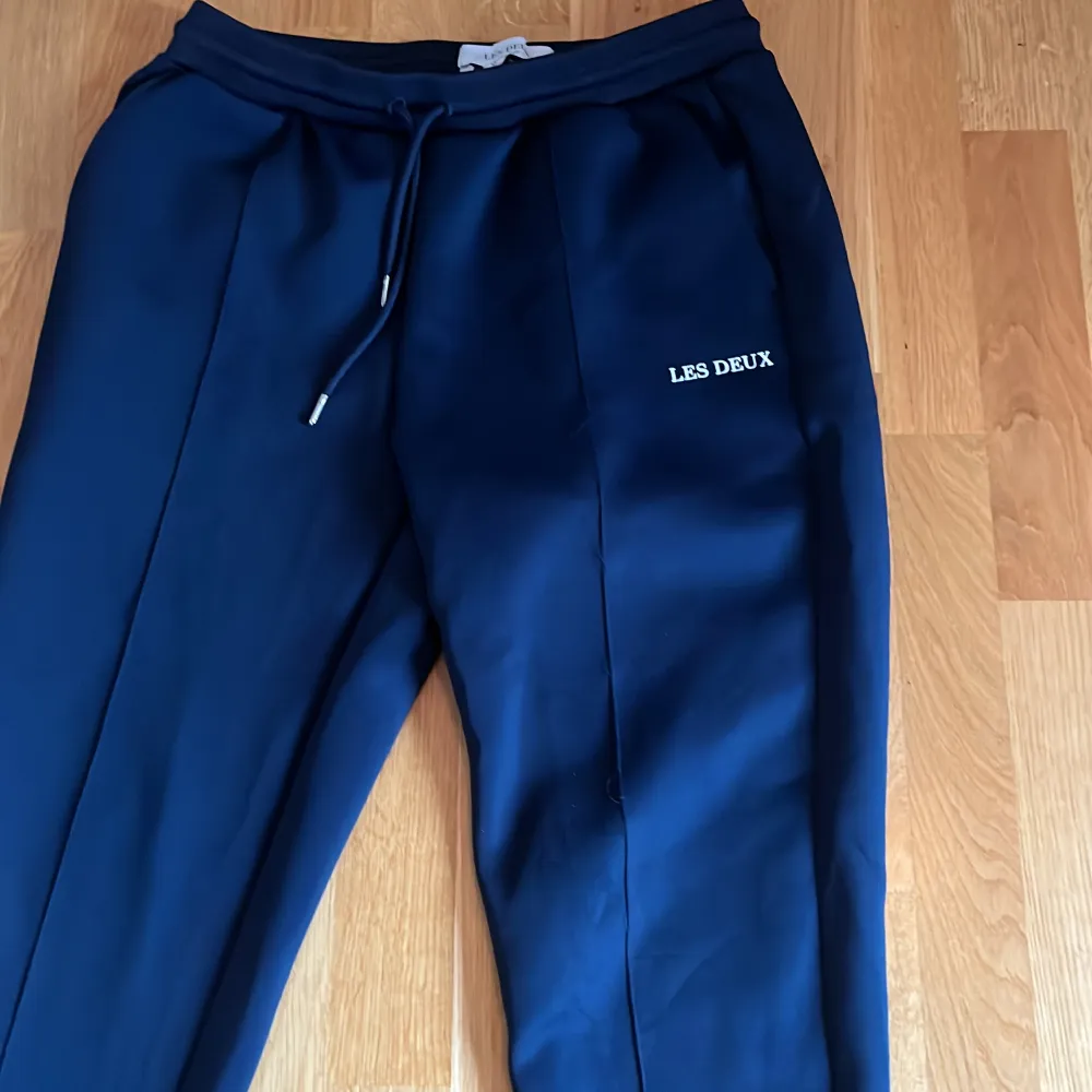 Les deux byxor storlek m. Använda vid fåtal tillfällen bra skick. Köptes för 1000 kr.. Jeans & Byxor.