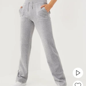 Juicy couture - Säljer mina gråa juicy couture byxor pga ingen användning. Har använd dem ett par gånger men är fortfarande i bra skick. SKRIV BARA om du genuint vill köpa dem!!! Svarar ej på oseriösa köpare.