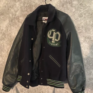 SSR Jacka - Hej! Säljer en Vintage ”Baseboll” ”Versity” jacka. Otroligt fint skick o köptes förra året, använd fåtal gånger.   Sitter perfekt vid midjan på mig som är 190, vind andra frågor skriv gärna :)