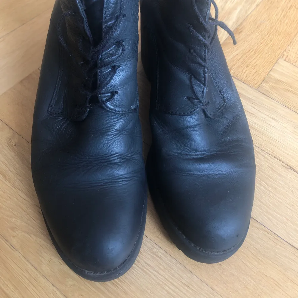 Klassiska boots med klack från vagabond  Välanvända men har mycket kvar att ge, därav det låga priset. . Skor.