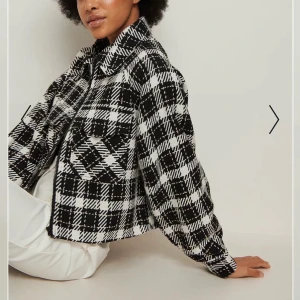 Rutig jacka - Kom privat för fler bilder på eller frågor, ordinarie pris:769, därav mitt pris:300, endast använd en höst