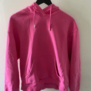 hoodie  - köpt i vintras, jätte fin men lite stor i strl. köpt för 300 ny. 