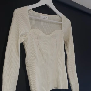 Stickad tröja Mango - Stickad tröja med hjärtringning från Mango i strl S. Använd 1 gång så i nyskick. Slutsåld på hemsidan. 