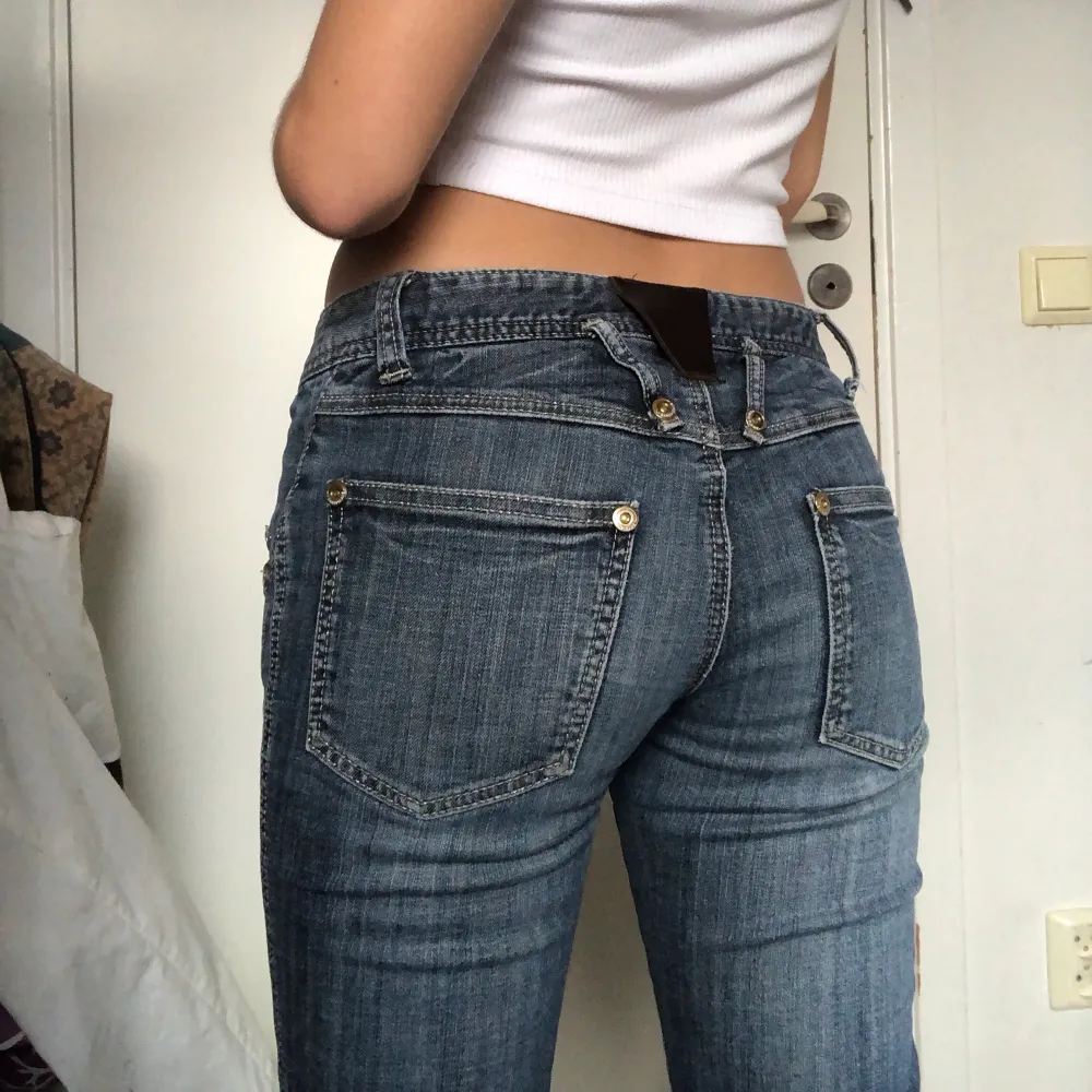 De här byxorna är super fina dom är bara lite för långa för mig som är 160 cm . Jeans & Byxor.