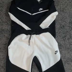 Nike dress storlek M - Helt ny dress köpte denna fina dressen för min bror men den var lite för stor på han så om du är intresserad skriv.