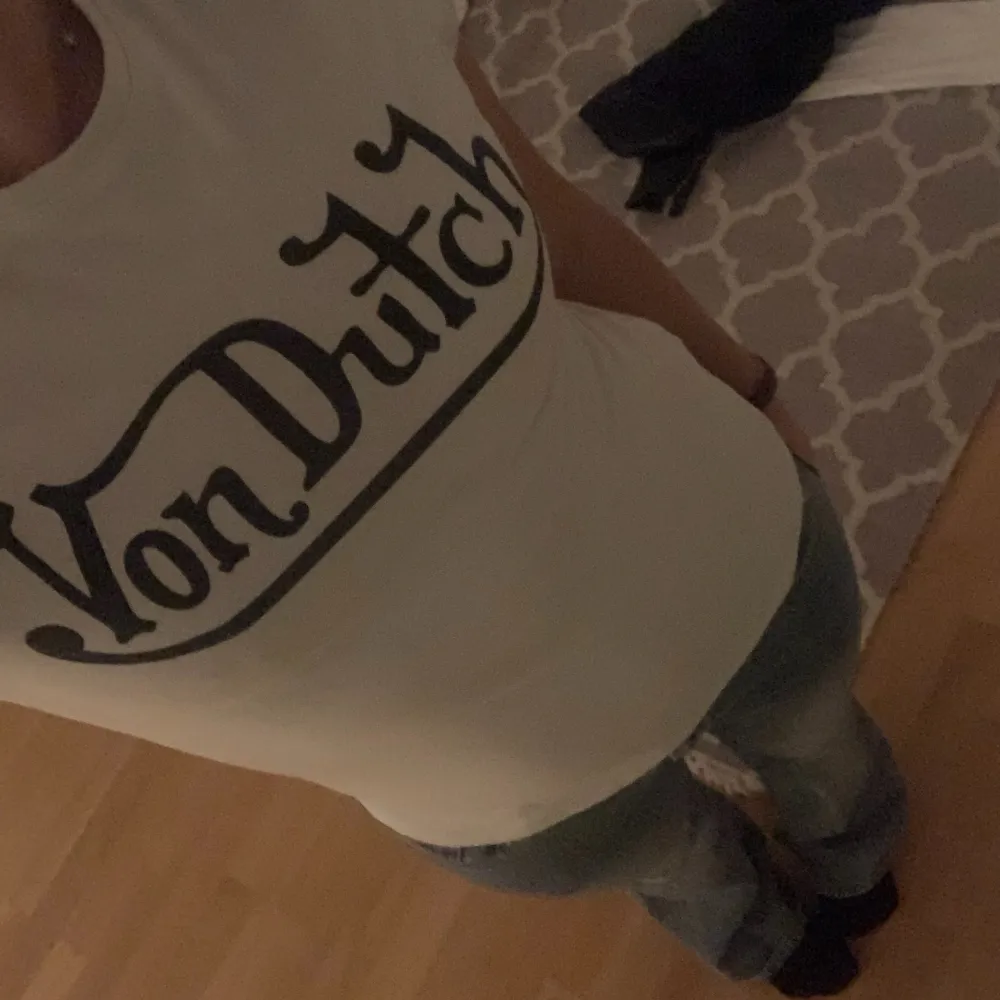 Säljer min fina von dutch tshirt då den tyvärr inte kommer till användning, i super sick!!❤️❤️. T-shirts.