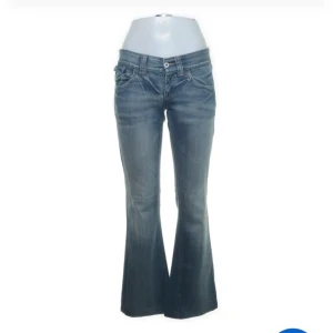 Lågmidjade jeans - Ett par lågmidjade jeans som är i bra skick då jag inte har använt dem så mycket. De är i storlek 38 och midjestorleken är 78cm. Men de passar mig som brukar ha 26 eller 25 om jag använder skärp eller skosnöre.