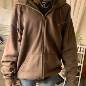 Brun hoodie - Fin brun ziphoodie som är najs oversized! Säljer pga garderobsrensning