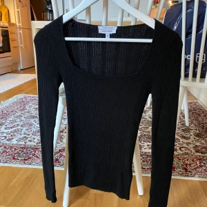 & Other Stories tröja  - Svart figursydd tröja från & Other Stories. Använd uppskattningsvis ca 5 ggr. I fint skick!  (Andra bilden lånad)