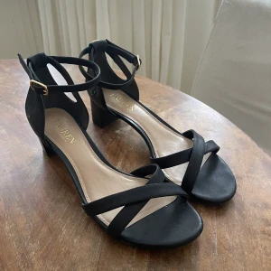 Klackskor Ralph Lauren - Låga blockklackar från Ralph Lauren, klacken är 5cm. Dem är jättebekväma och lätta att gå i, även om man inte är van att gå i klackskor ✨bara använda en gång