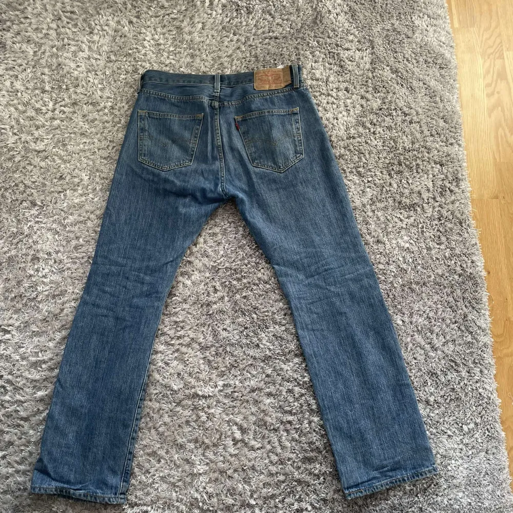 Ett par Levis jeans som var köpta för drygt ett år sedan, tvättade en gång. Ordinarie pris 700kr. Jeans & Byxor.