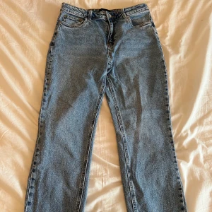 Blåa jeans från Vero Moda storlek 29/32 - Ljusblåa jeans från vero Moda i storlek 29/32