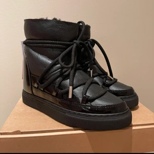 Inuikii skor - Säljer mina knappt använda inuikiis. De är i modellen Gloss Wedge🤩De har en uttagbar sula med klack som är 4 cm hög i skon. Köpte dem i februari för 3099kr och har endast använt dem 5-10 ggr sen dess. Säljer för 1700!🤩🤩LÅDAN TILLKOMMER💓