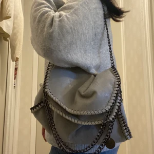 Stella McCartney  - Hej jag säljer min älskade Stella McCartney liknande väska i färgen grå då den tyvärr inte kommer till användning. Den är använd ett fåtal gånger så man kan säga nyskick❤️ skriv om intresse finns🥰