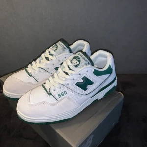 New balance 550 - Nytt skick och används fåtal gånger, säljer pga att storleken är för liten på mig plus att jag inte har kvittot kvar samt att boxen är i dåligt skick! (Frakt av postnord 99kr!)
