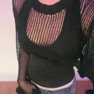 knit crochet top - en super snygg svart knitted topp. ganska croppad och passar perfekt för sommaren med en halter topp eller bara ett vanligt linne under. endast testad och tyvärr inget för mig. dm vid frågor 🤍  frakt: 57kr