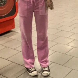 Juicy couture byxor - Hej! Jag har ett par juicy couture byxor i färgen orchid, undrar om nån som har ett par i färgen top hat som vill byta! Mina är i XS men har sytt in dem lite så dem passar perfekt till mig som är 166cm, (inget som syns) vill helst ha i XXS eller XS❤️❤️