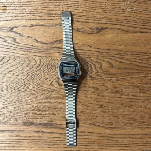 Casio Klocka - Casio klocka som är sparsamt använd. Fint skick retro stil