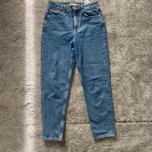 Mom jeans i blå färg - Jättesnygga mom jeans från Zara i stl 38. Knappt använt, för stor för mig. 